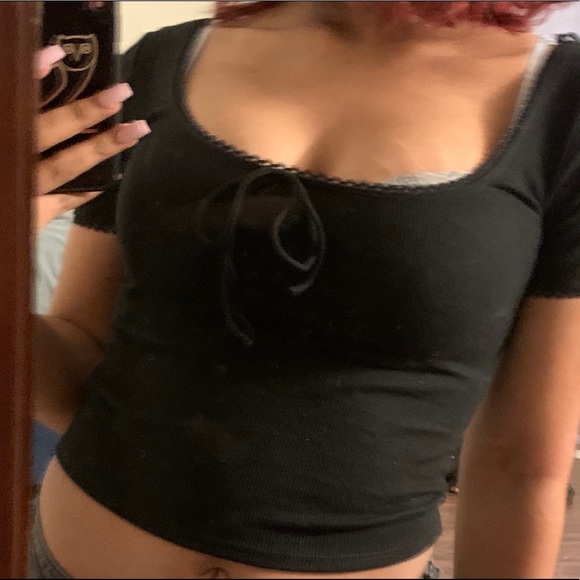 Black crop top w/ bow - Picture 1 of 3